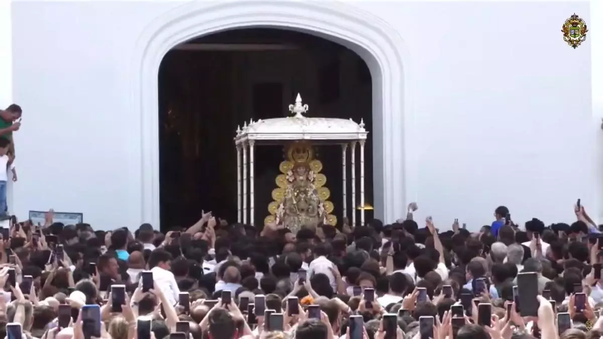 La misma fe pero con una procesión más corta: la Virgen del Rocío recorre un nuevo camino en menos de 10 horas