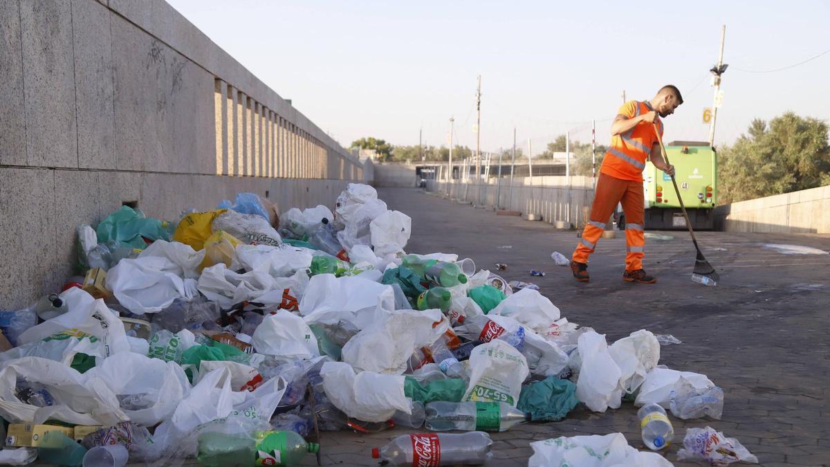 Operarios de Sadeco trabajando en la Feria de Córdoba.