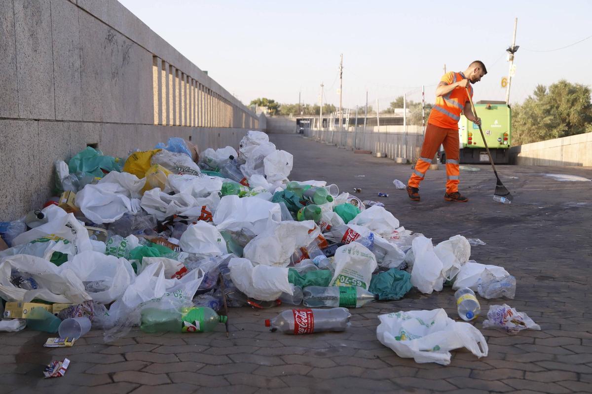 Operarios de Sadeco trabajando en la Feria de Córdoba este domingo a primera hora.