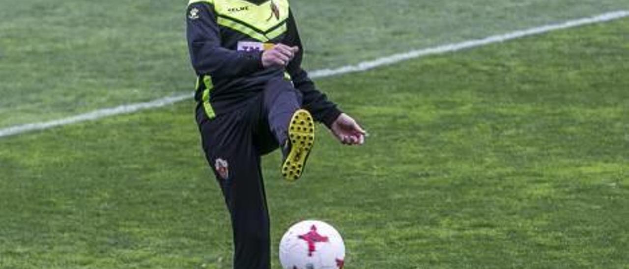 Pacheta golpea el balón durante el entrenamiento de ayer en el Martínez Valero.