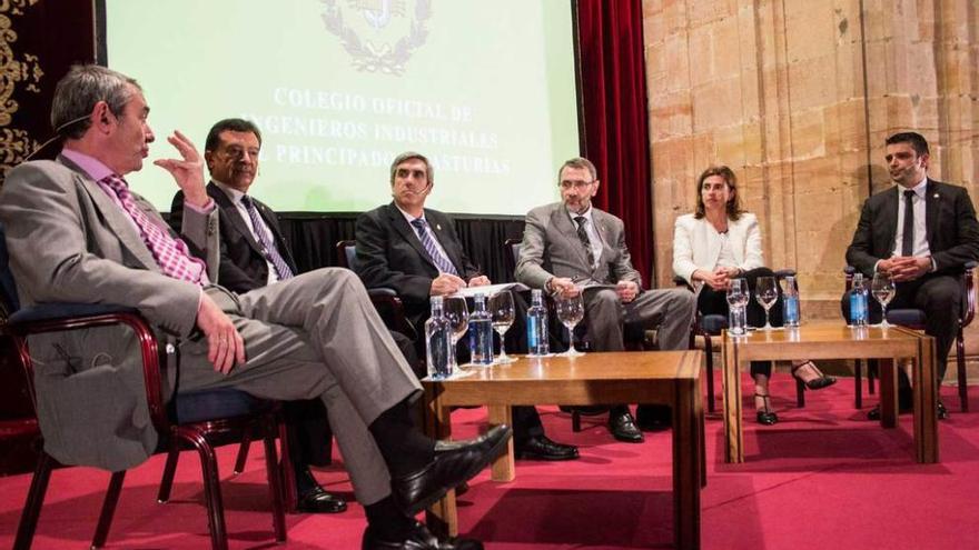 De izquierda a derecha, Enrique Amezua, Enrique Macián, Miguel Iriberri, José Esteban Fernández, Eva Pando y Juan Carlos Campo, ayer, en el hotel de la Reconquista.