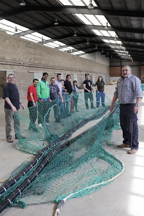 Desempleados aprenden a arreglar redes de pesca