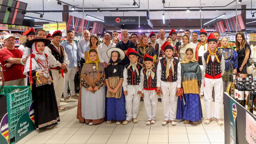 Eroski no falta a su cita anual con el producto de Ibiza entre &#039;castanyoles&#039; y cultura popular