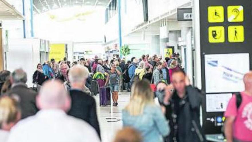 Turistas en el aeropuerto majorero.