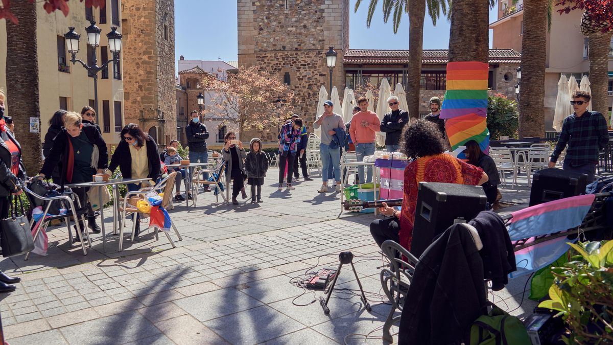 Actos por la visibilidad trans en la plaza de la Concepción de Cáceres.