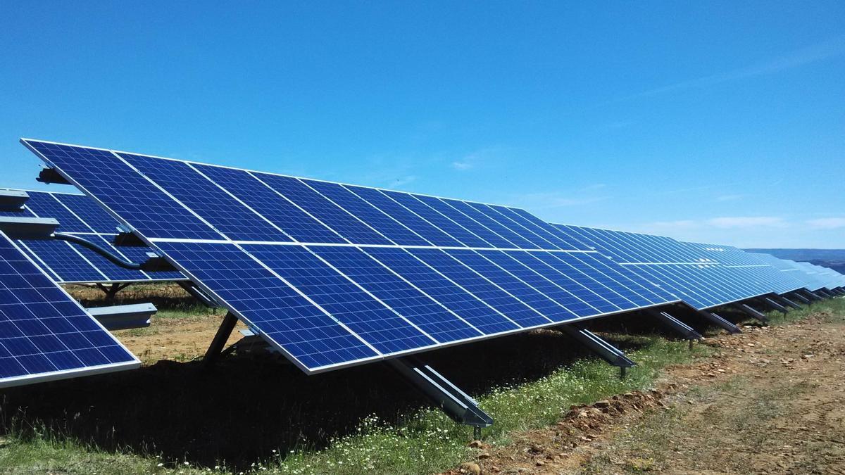 Una imagen de un parque solar facilitada por Compromís