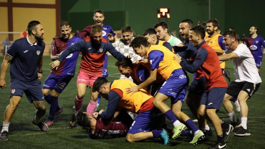 La plantilla celebra la clasificación tras eliminar al San Roque. | HAYAK