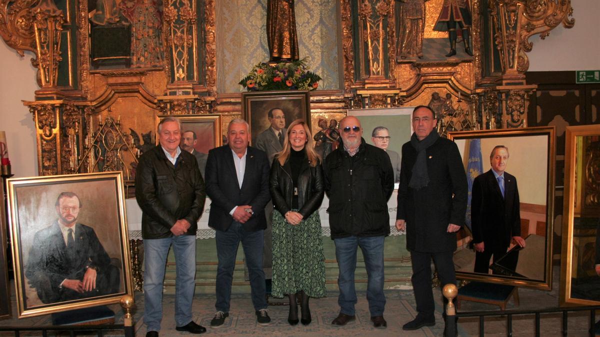 Cristóbal Alcoléa, José María Miñarro, María García, Ángel Olcina y José López, junto a los cuadros de los presidentes del Paso Azul que integrarán la galería, este domingo.