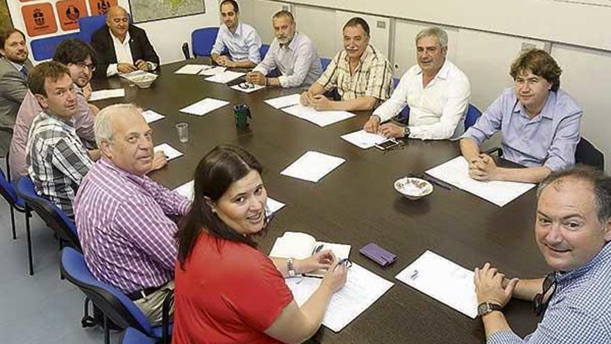 Representantes de los nueve concellos adheridos al Consorcio, en su primera reunión del presente mandato.(l) Víctor Echave