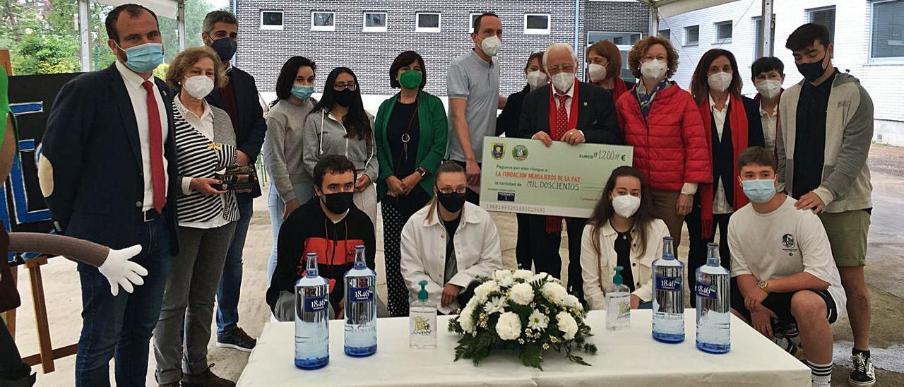 El Padre Ángel, sujetando el cheque, junto a profesores, alumnos, y el alcalde, Iván Allende (primero por la izquierda).