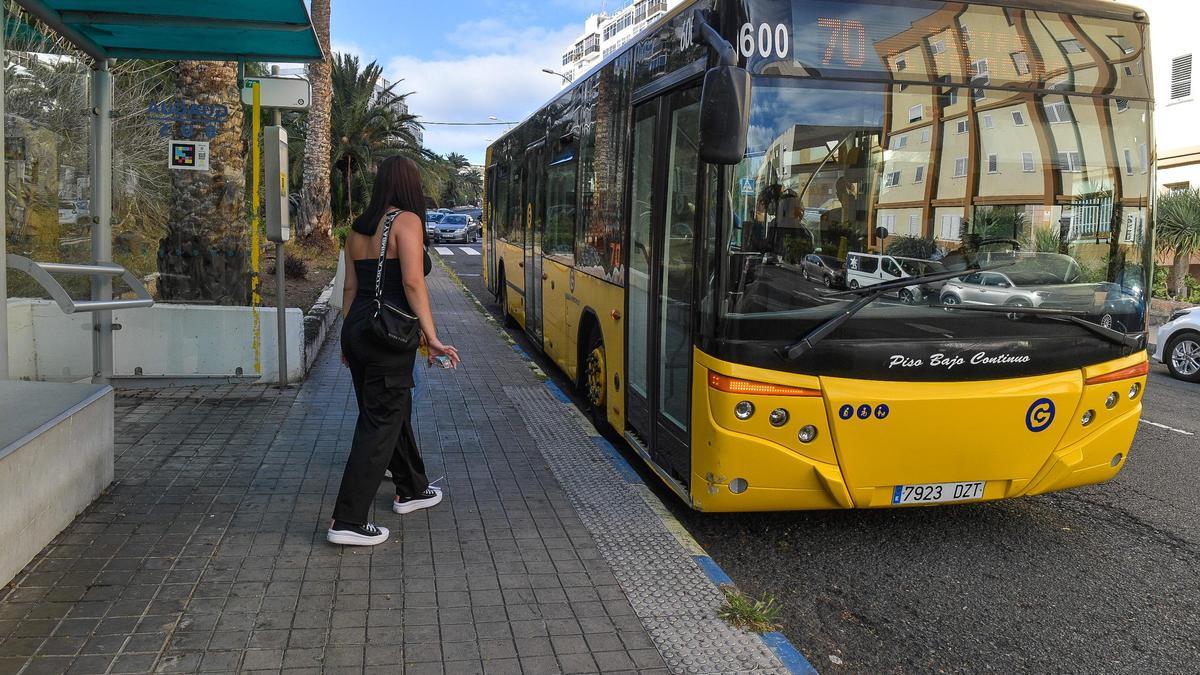 Mujer espera la Línea 70 en la parada de guaguas Severo Ochoa frente 10, en el Batán.