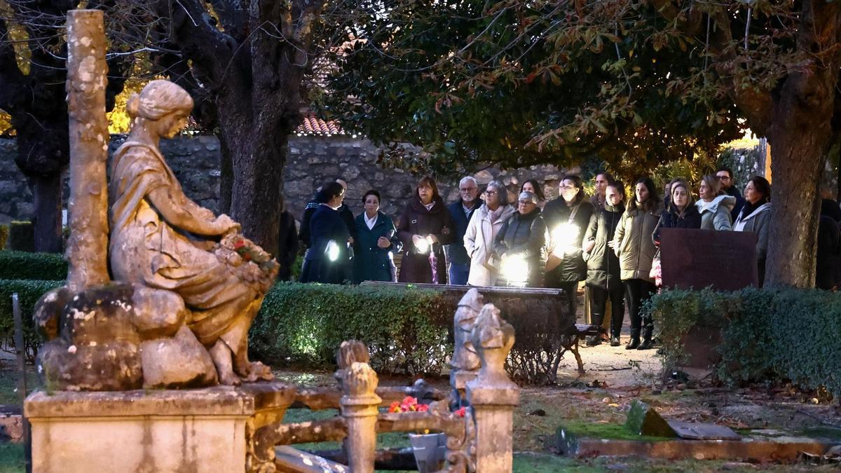 Asistentes a una de las visitas teatralizadas al cementerio de Pereiró en Vigo.