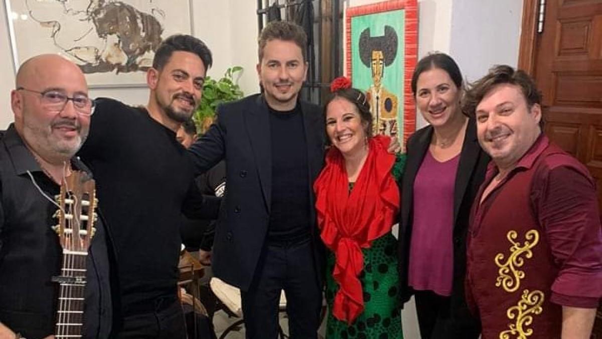 Jorge Lorenzo, junto a los artistas del Patio de la Judería.