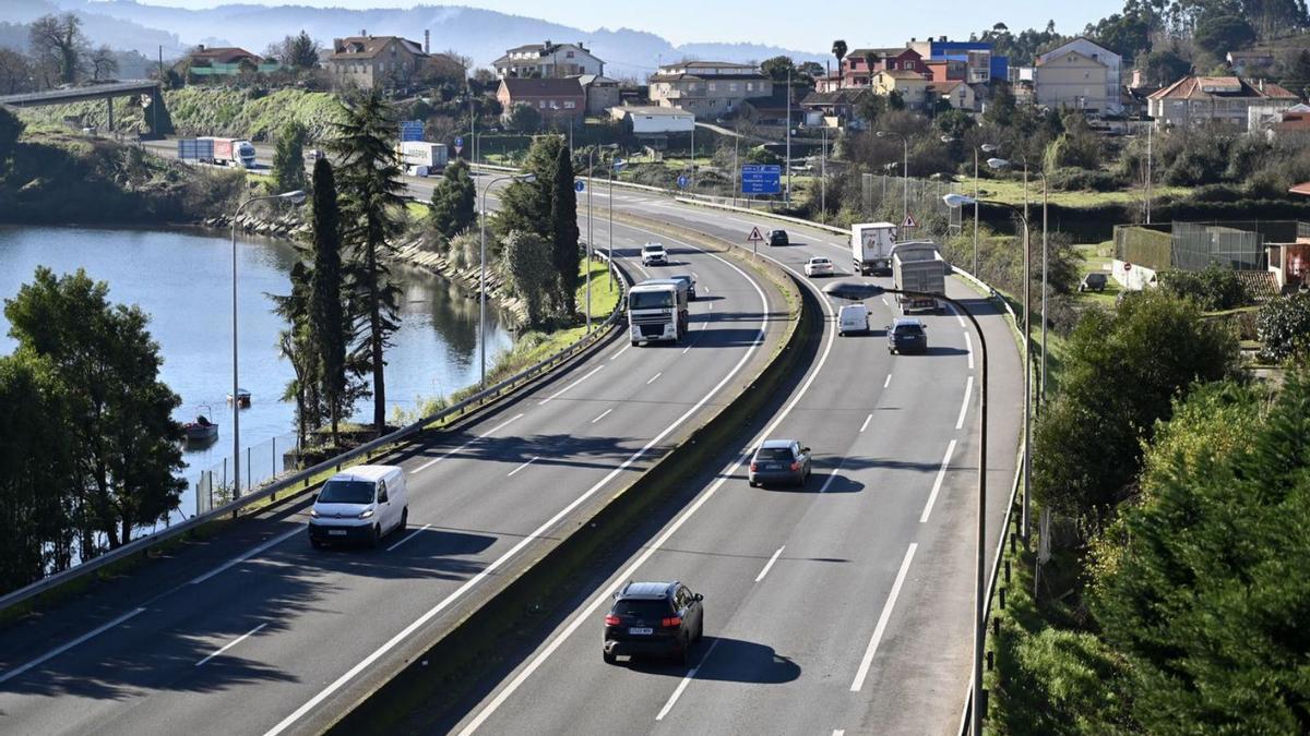 Tráfico en la autopista AP-9 en el puente de A Barca, en Pontevedra.