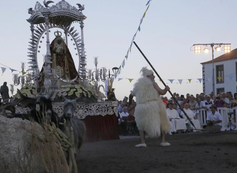 Representación del hallazgo de la Virgen de Candelaria por los guanches 2016