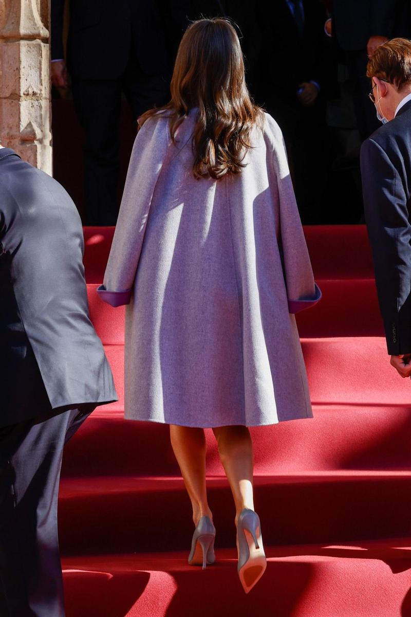 La reina Letizia con un vestido y abrigo de Carolina Herrera