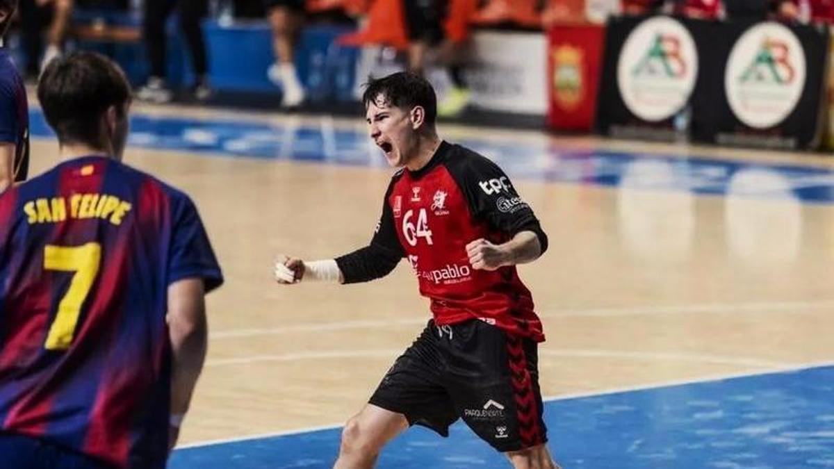 Adrián Sánchez, último fichaje del Horneo Alicante, festeja un gol con San Pablo Burgos.