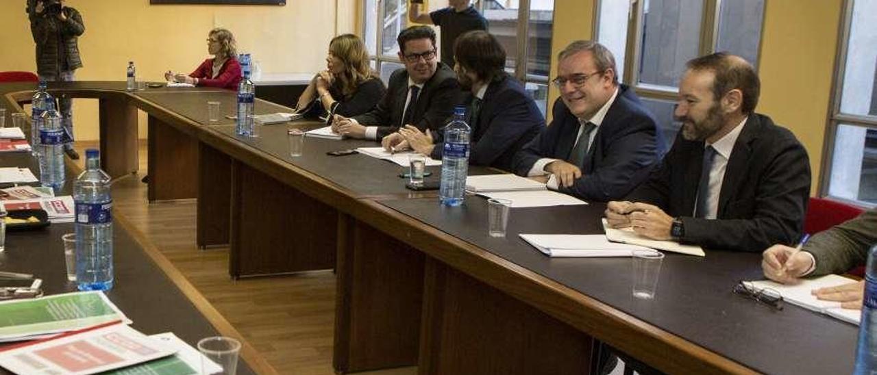 El presidente de Hunosa, segundo por la derecha, durante la reunión del lunes con los sindicatos.