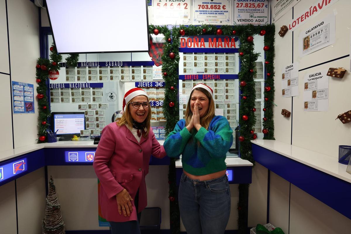 Esther y Esperanza, tía y sobrina al frente de la Administración de Loterías Doña Maña (calle Cádiz 8, Zaragoza), celebrando que han repartido un quinto premio de la Lotería de Navidad