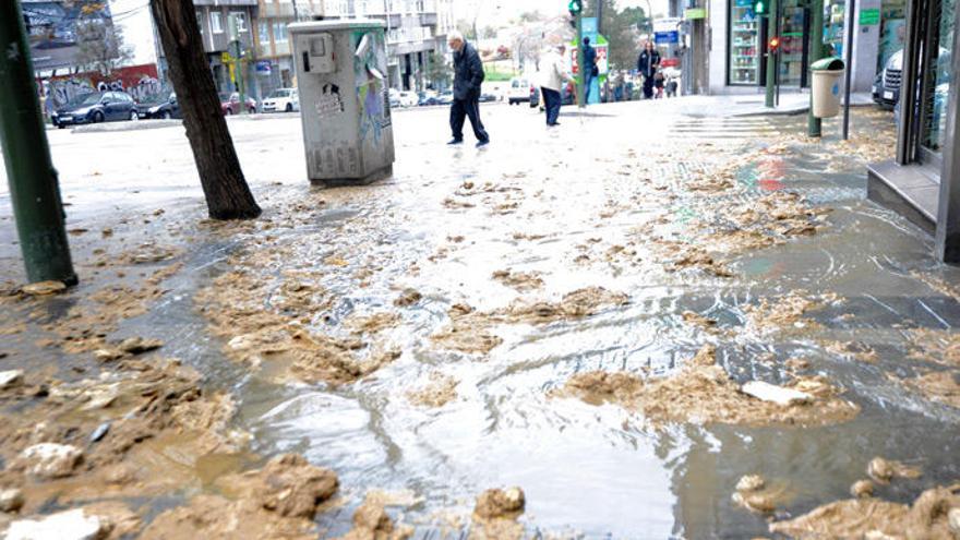 Vertido de aguas fecales en la Ronda de Outeiro.