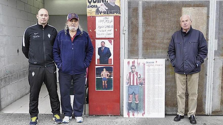 Por la izquierda, Enrique Castro, Sergio Puente y Manuel Etxebarría, ayer, ante la puerta 9 de El Molinón. s. p.