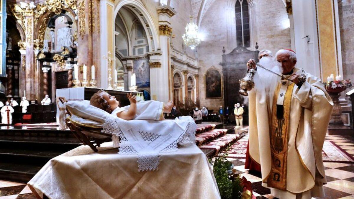 El cardenal Cañizares bendice la imagen del Niño Jesús.