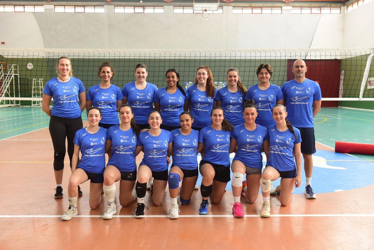 La plantilla y el 'staff' del CV Ciudad de A Coruña posan en el Barrio de las Flores.