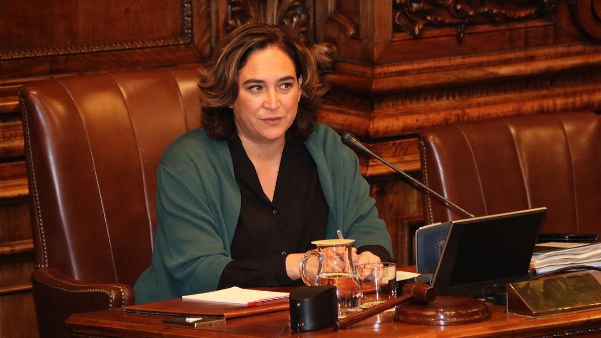 Ada Colau, durante el pleno municipal, este viernes.