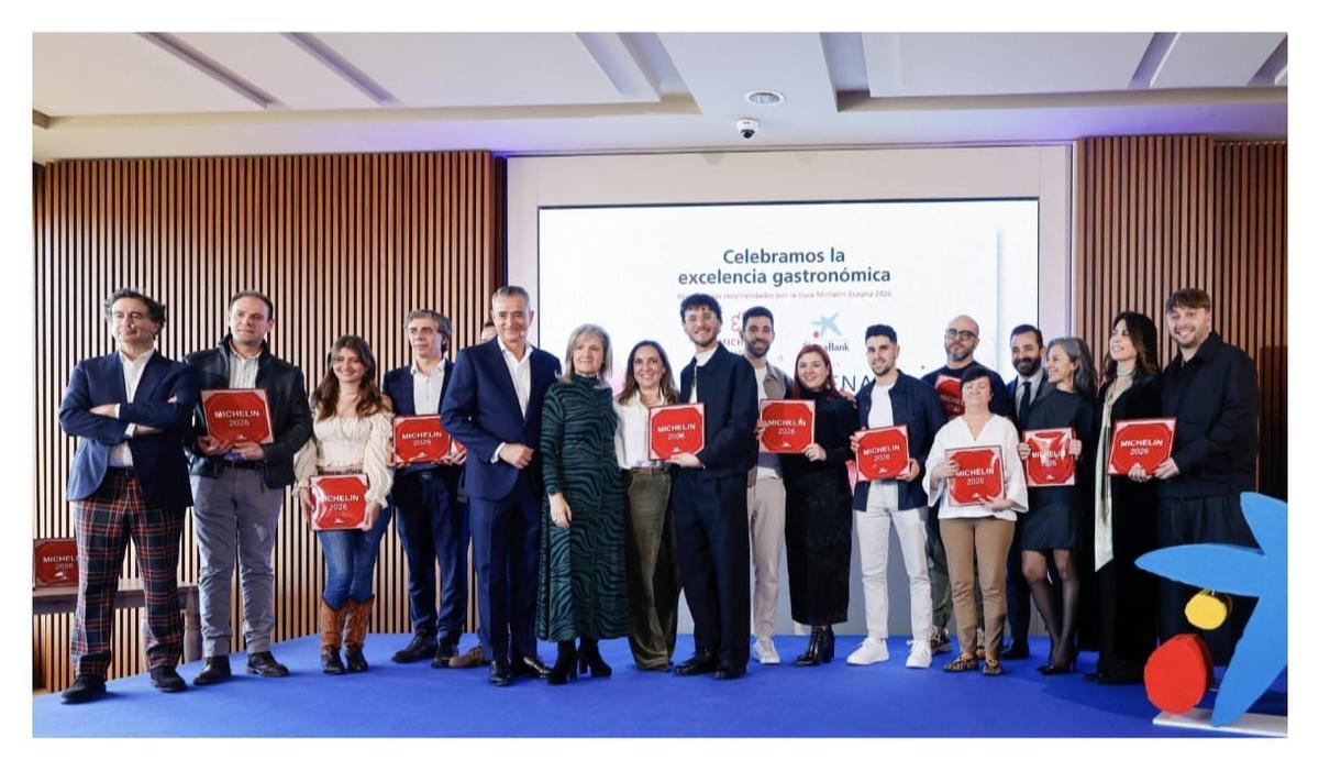 El jefe de sala de Parada de la Reina (segundo por la izquierda), junto a Pepe Rodríguez.