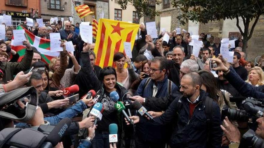 Anna Gabriel, en el centro, ayer tras la suspensión del acto en Vitoria .