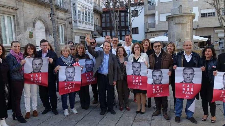 El alcalde y los concejales socialistas, ayer en un acto de campaña en la Plaza de la Princesa. // FdV