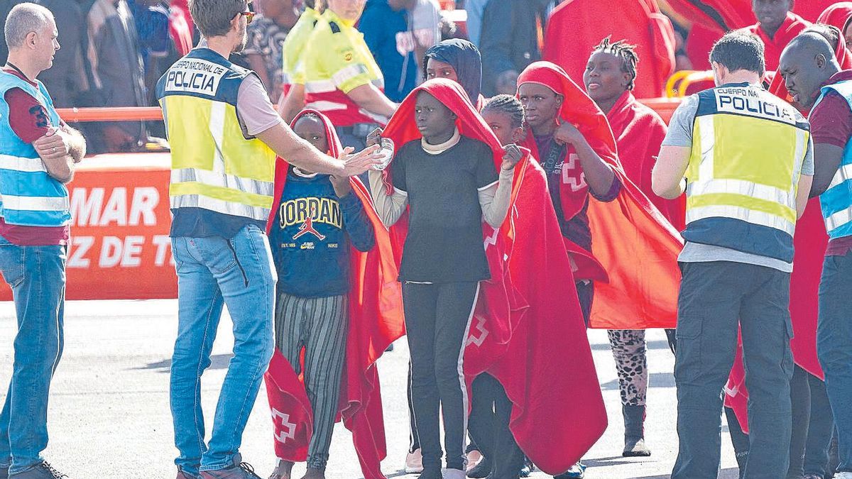 Madrid acoge a los 13 primeros menores migrantes no acompañados trasladados desde Canarias y Ceuta