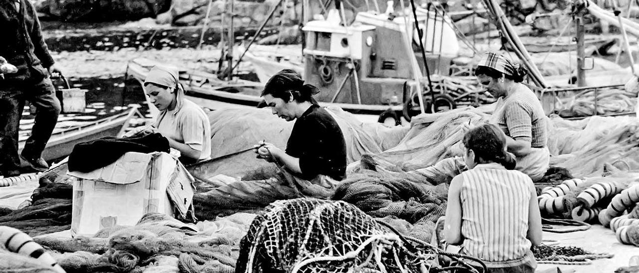 Mulleres redeiras nun peirán do porto de Malpica, nunha fotografía dos anos 30 do século pasado.