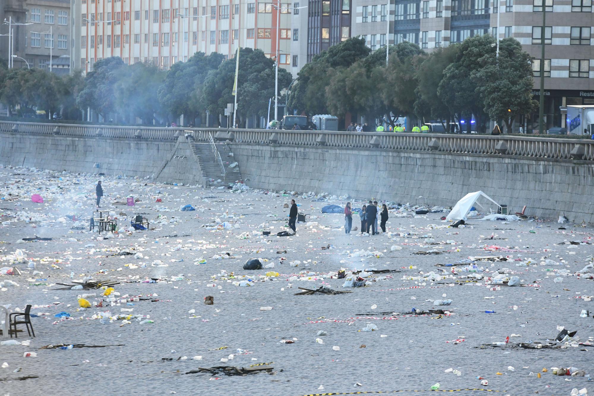 Adiós a la noche de San Juan de A Coruña: la fiesta da paso a los operarios de limpieza