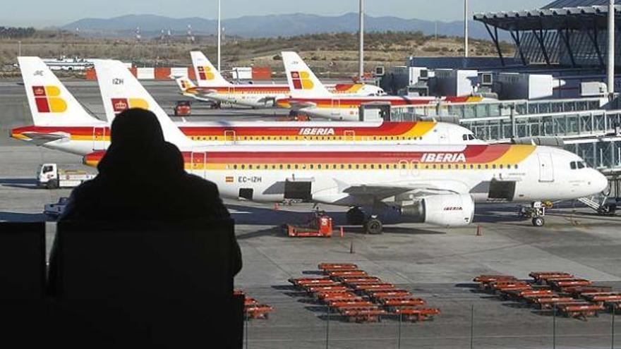 Aviones de iberia en la terminal T-4 de Madrid.