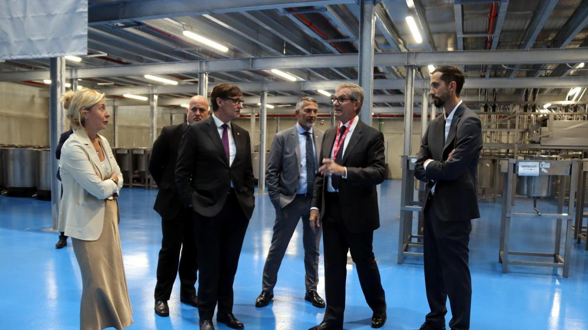 Visita del president Illa a la planta de Fragance Science.