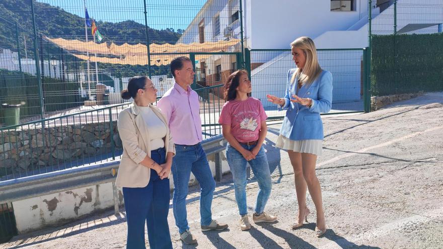 La secretaria de Educación del PSOE-A y diputada provincial, Patricia Alba, junto a la concejala Ana Bermúdez en la puerta del CEIP Daidín.
