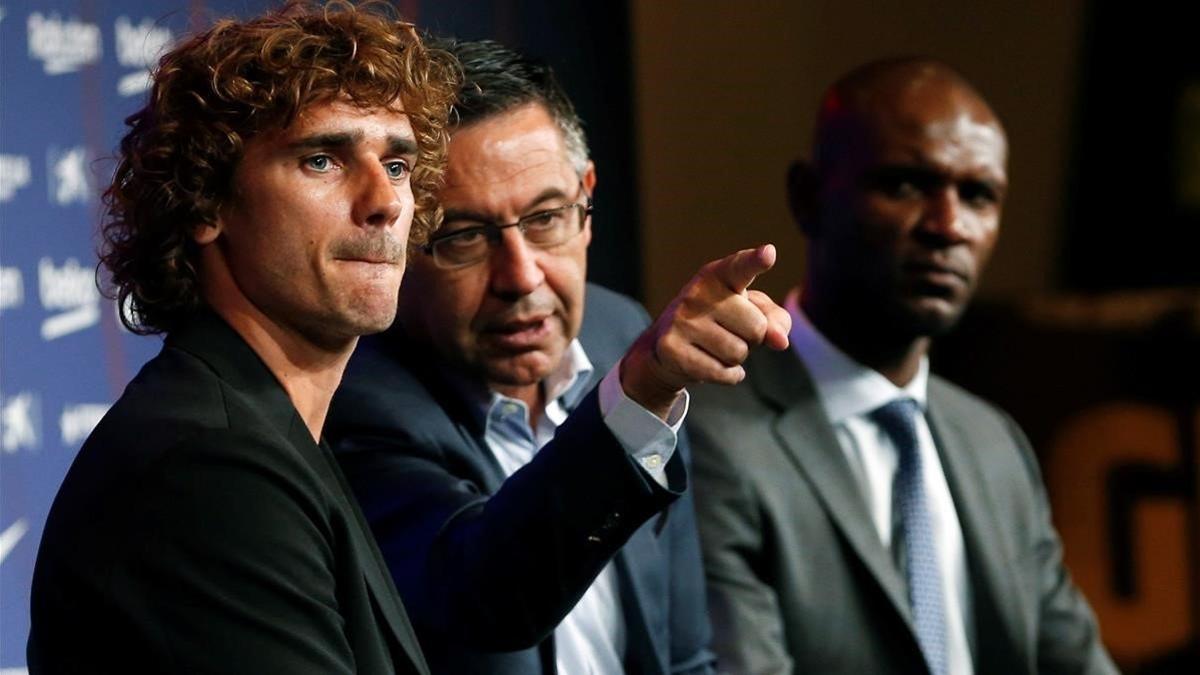 Bartomeu enseña a Griezmann quien le pregunta en el Auditori 1899 del Camp Nou.