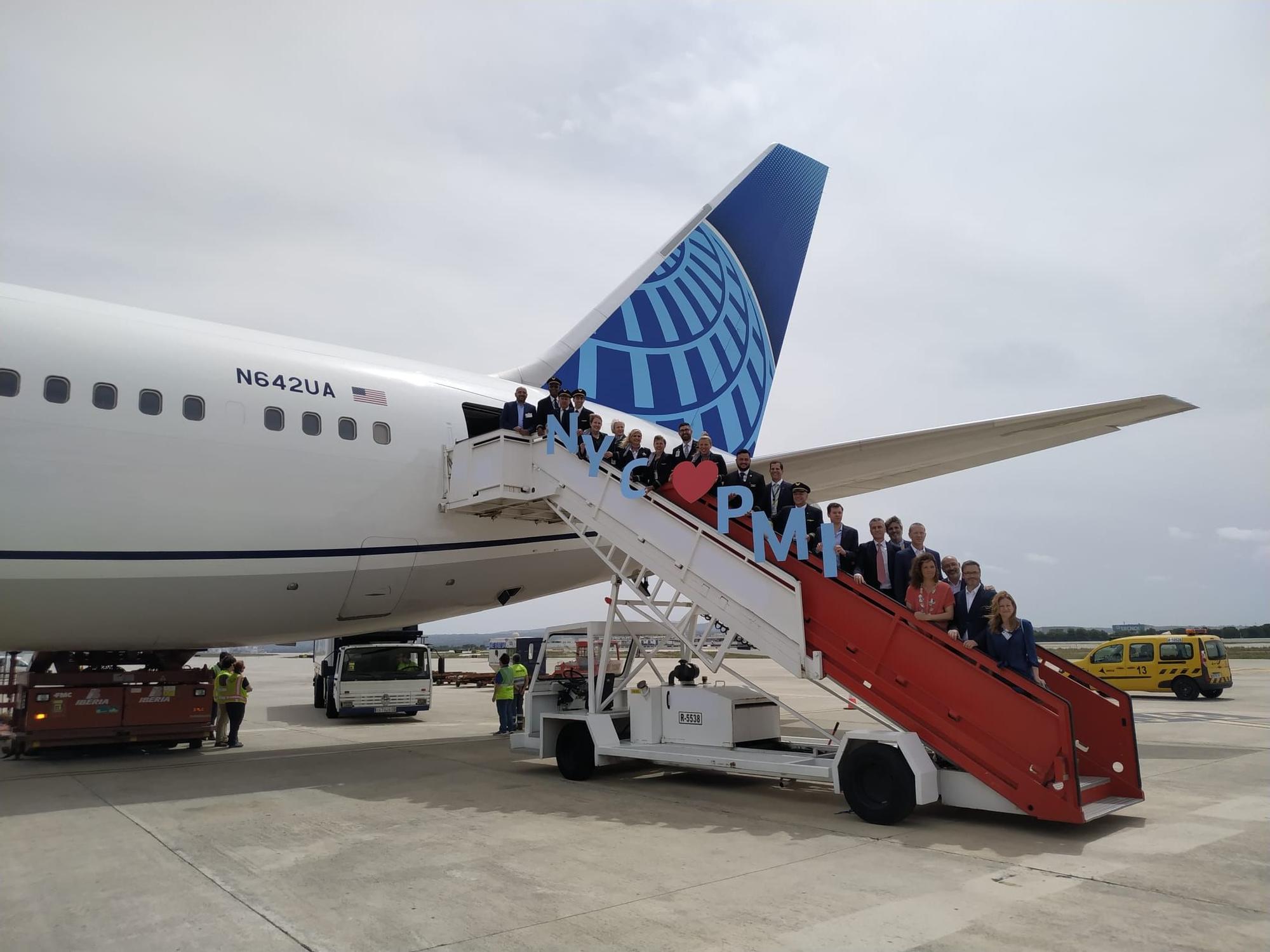 Llega a Mallorca el primer vuelo Nueva York-Palma sin baño de mangueras