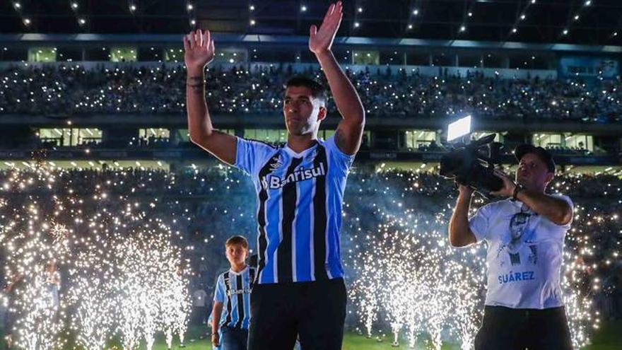 Luis Suárez reúne 30.000 hinchas del Gremio en su presentación