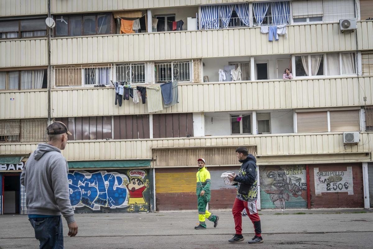 Barcelona 29/10/2025 Barcelona. El presidente de la Generalitat, Salvador Illa, acompañado de la consellera de Drets Socials Mònica Martínez Bravo y de la alcaldesa de Sant Adrià de Besòs Filo Cañete, durante la presentación del nuevo plan de transformación en el barrio de La Mina. AUTOR: MANU MITRU