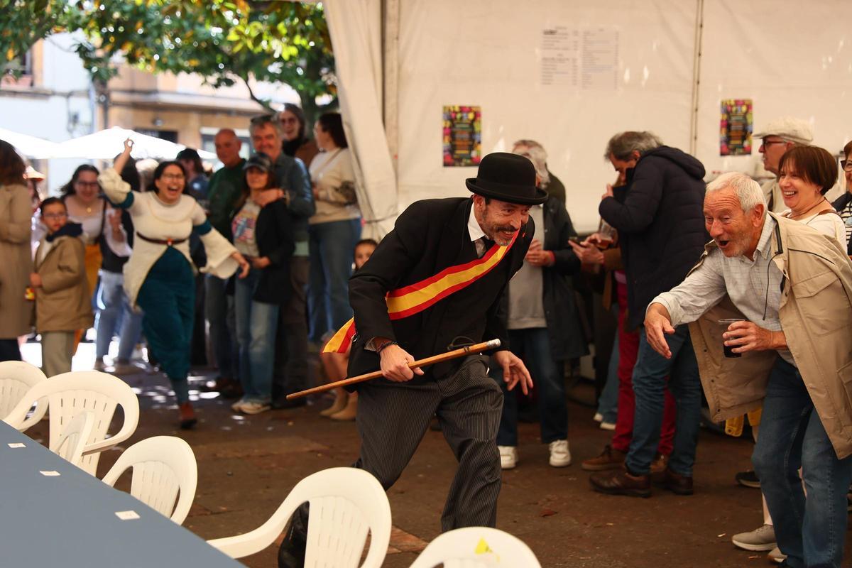 La lluvia no impide la multitudinaria comida en la calle de las fiestas del Oviedo Antiguo
