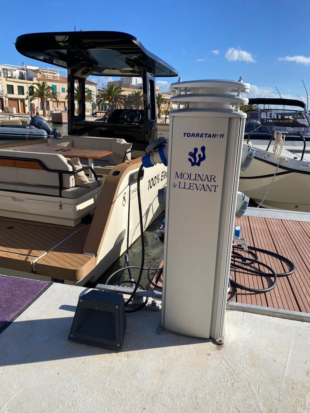 Eine der herkömmlichen Ladesäulen versorgt das E-Boot in der Marina El Molinar mit Strom. Im Jahr 2026 soll eine Schnellladesäule hinzu kommen.