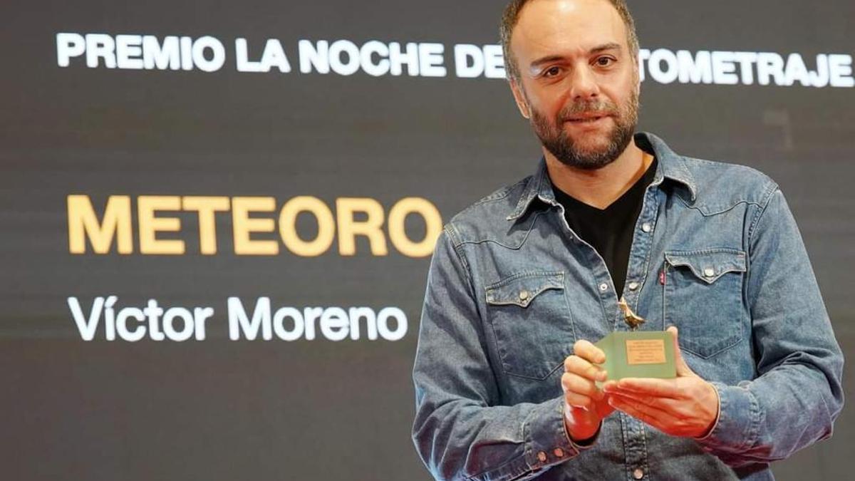 Víctor Moreno recoge el premio &quot;La Noche del Corto Español&quot; por &quot;Meteorito&quot;.