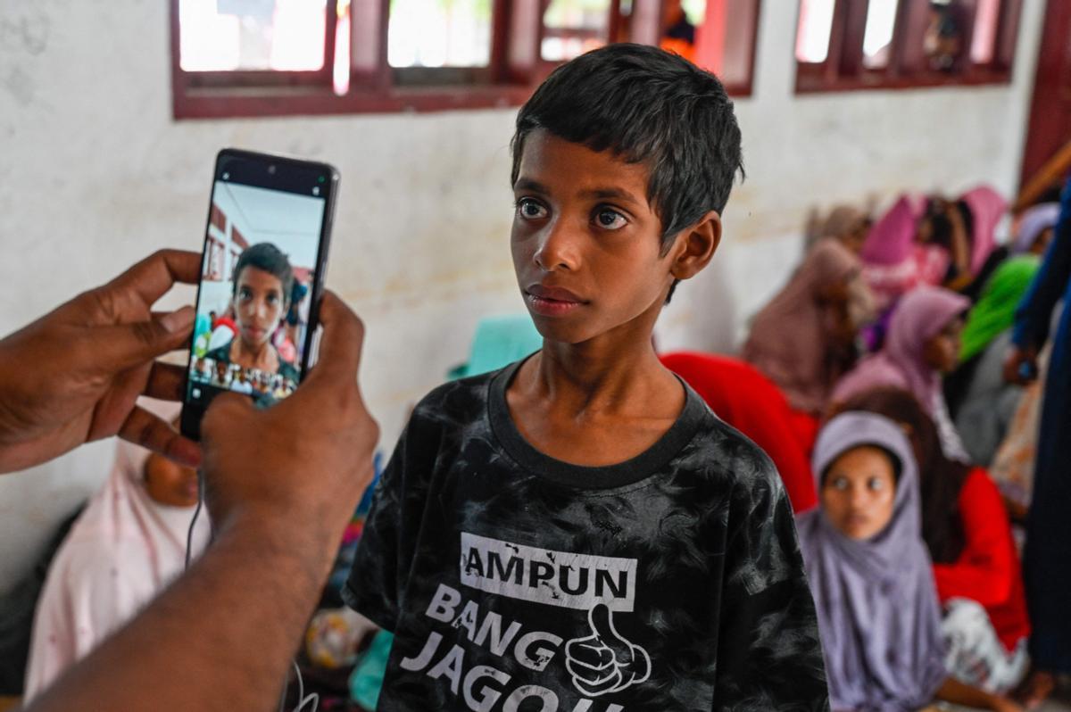 Un barco con casi 200 rohingyas desembarca en la costa de Indonesia