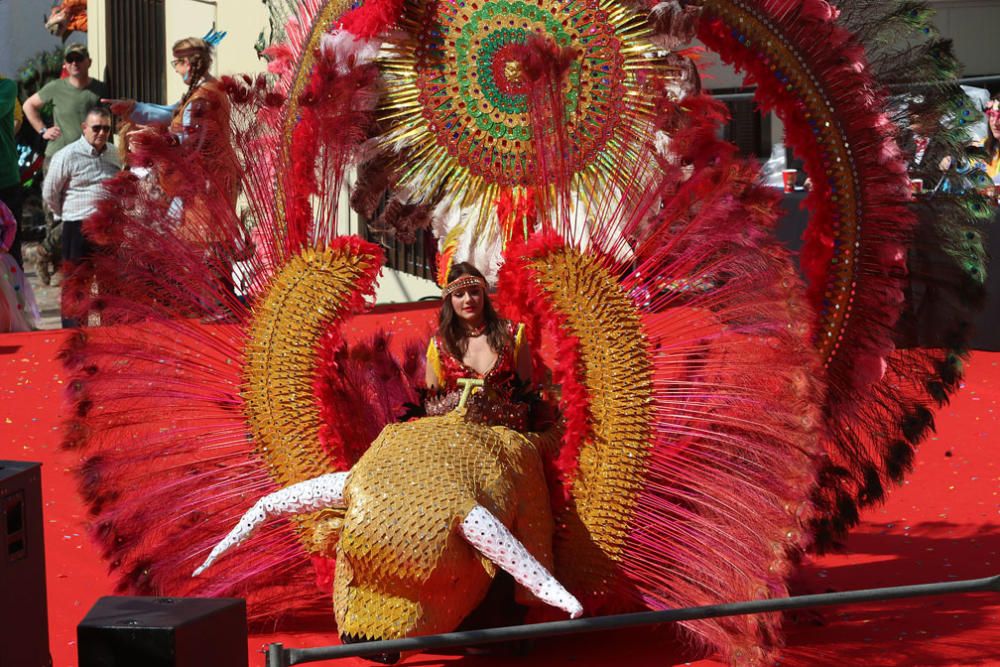 Las familias y los niños disfrazados toman las calles del centro de Málaga el primer domingo de Carnaval.