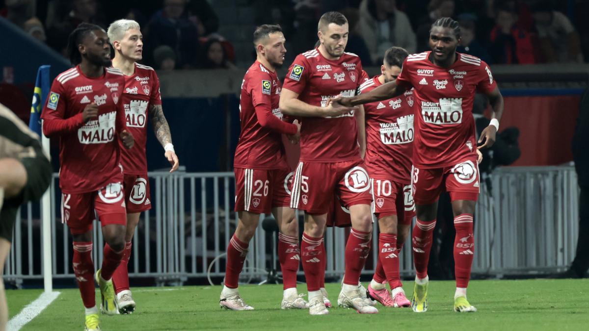 Los jugadores del Brest celebran uno de los goles ante el PSG