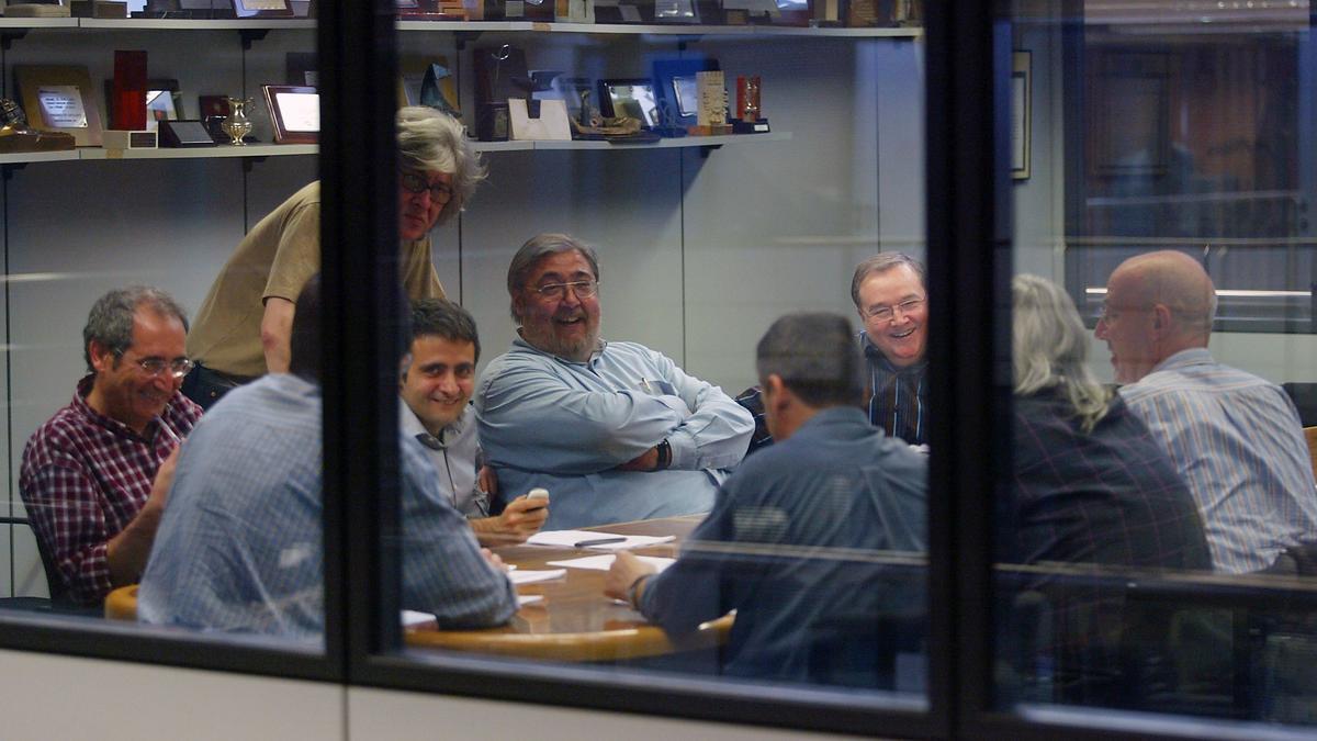 Antonio Franco en un consejo de redacción en Consell de Cent