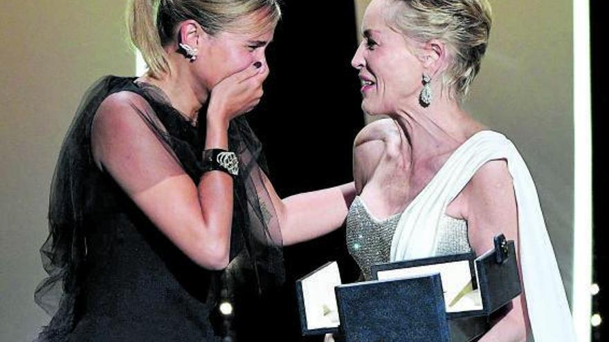 La directora de ‘Titane’, Julia Ducornau (i.), recibe la Palma de Oro de manos de la actriz Sharon Stone. |   // E.P.