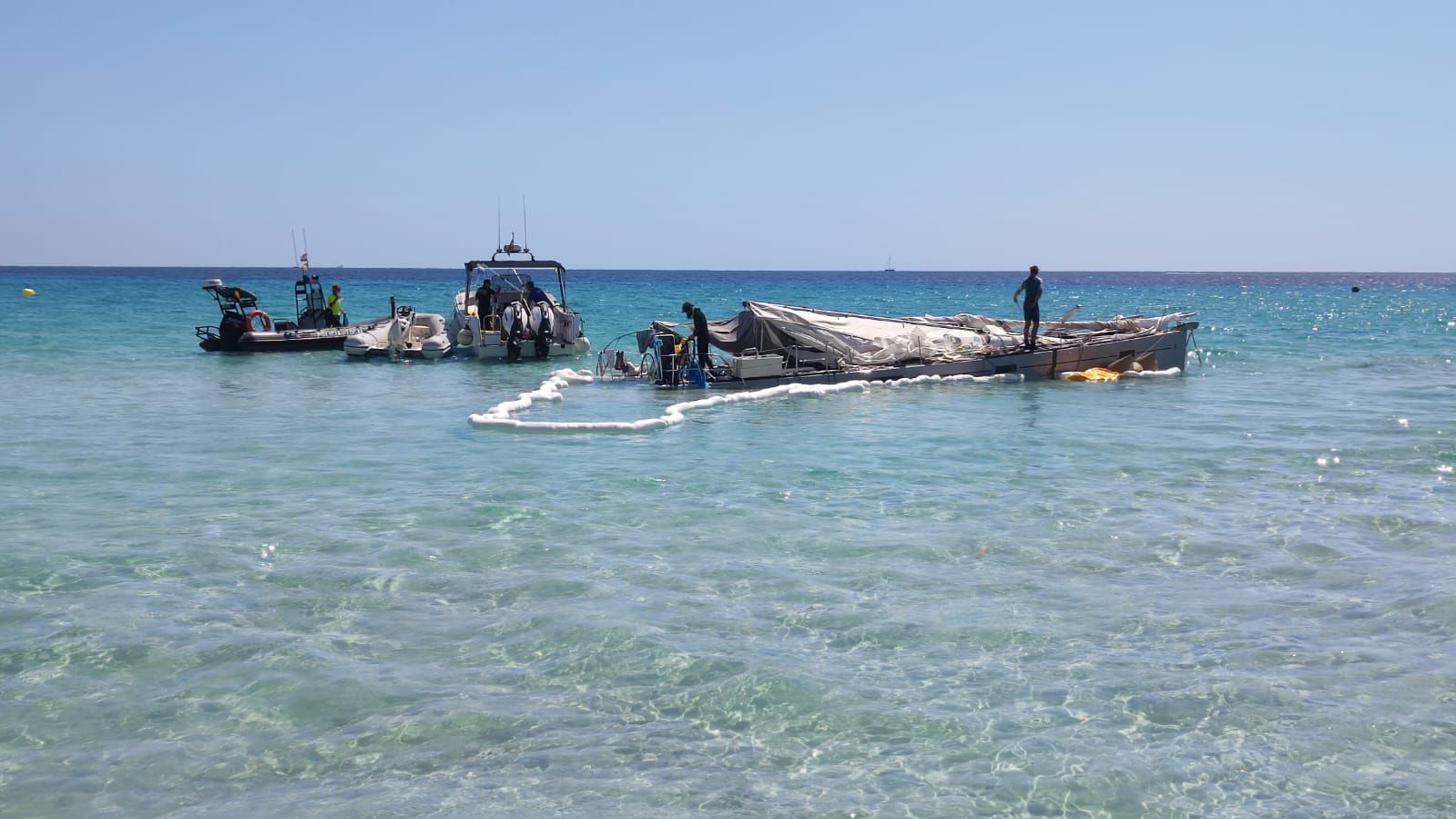 Trabajos para retirar el velero varado en Cala Millor